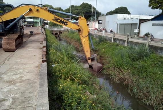 Canal do Paraíso recebe ação de limpeza para prevenir alagamentos na cidade durante período chuvoso