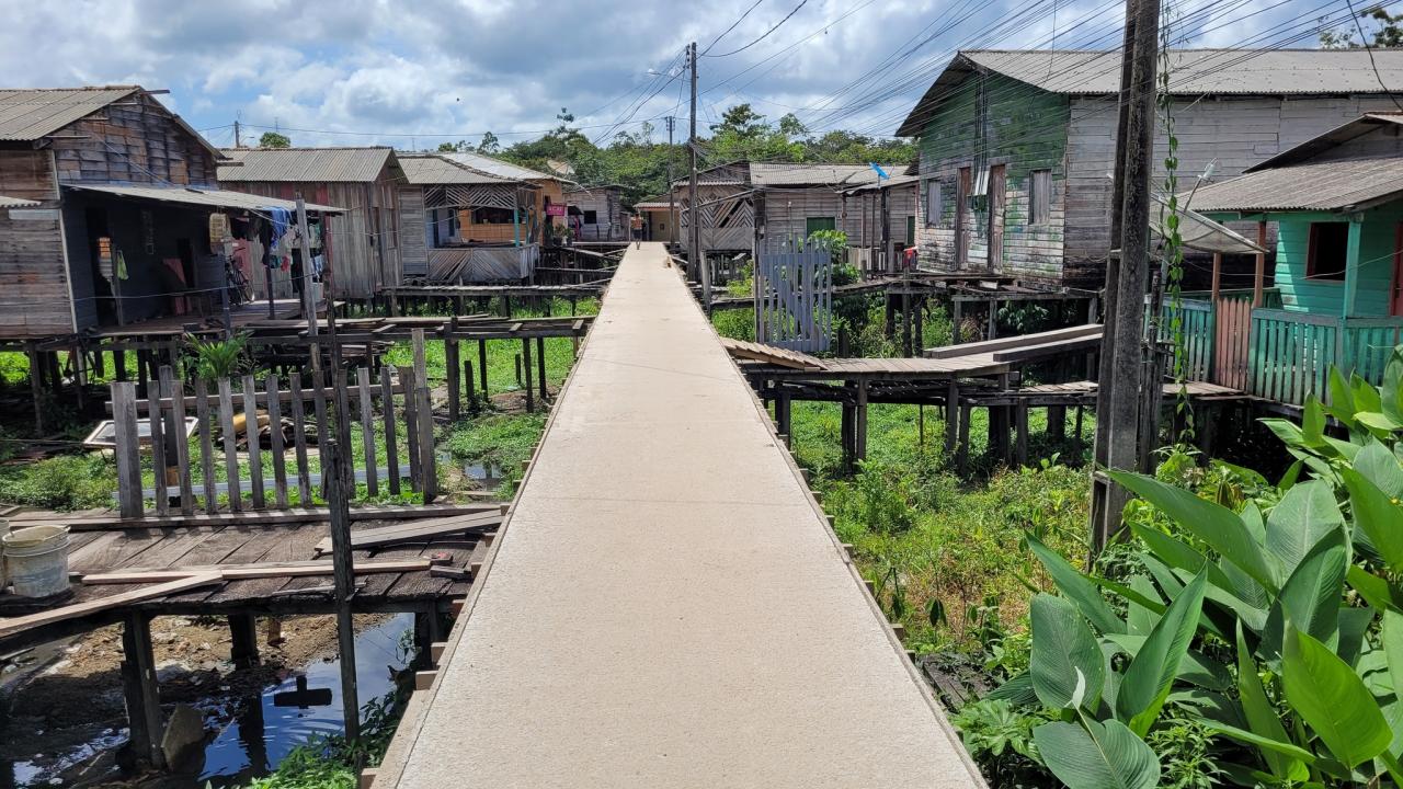 Passarelas de concreto transformam a vida dos moradores de Laranjal do Jari