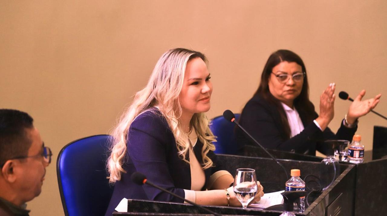 Prefeita Beth Pelaes fala sobre projetos para 2024 durante sessão de abertura do ano legislativo
