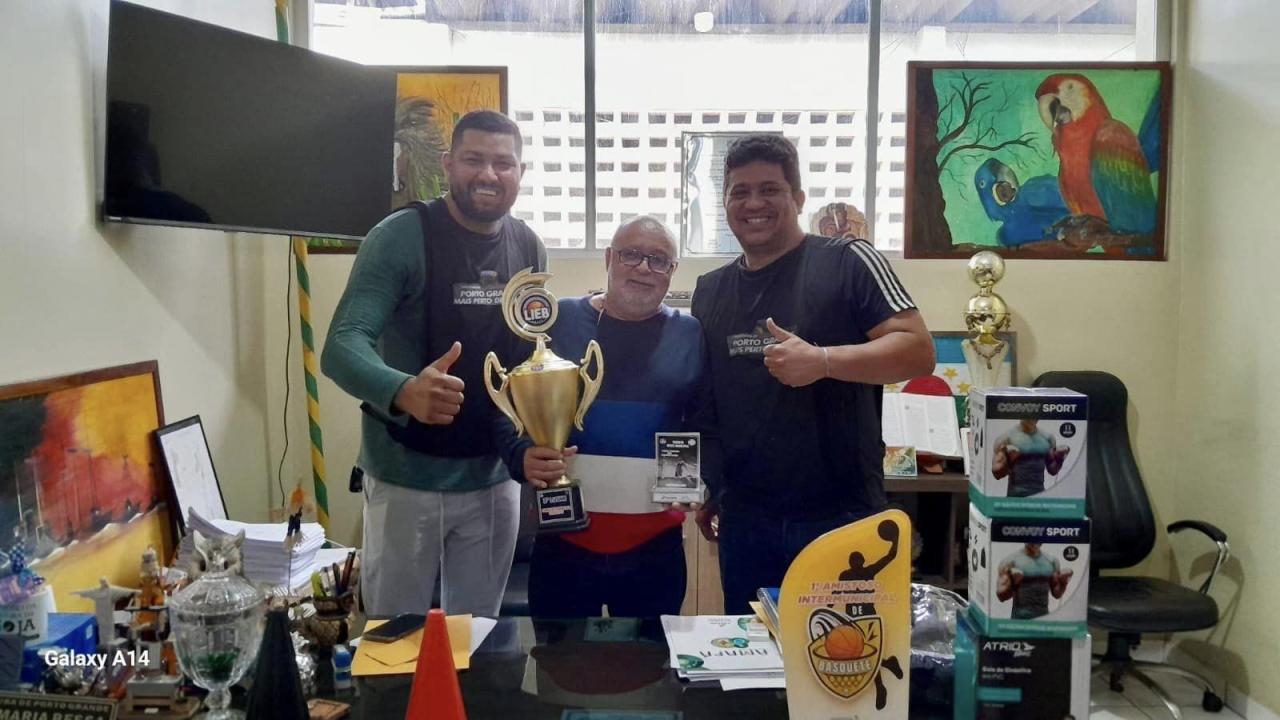 Prefeito Bessa impulsiona basquete de Porto Grande com entrega de material esportivo