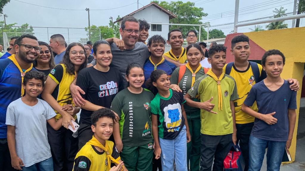Prefeito Dr. Furlan entrega passarelas e assina ordem de serviço durante tradicional agenda de domingo