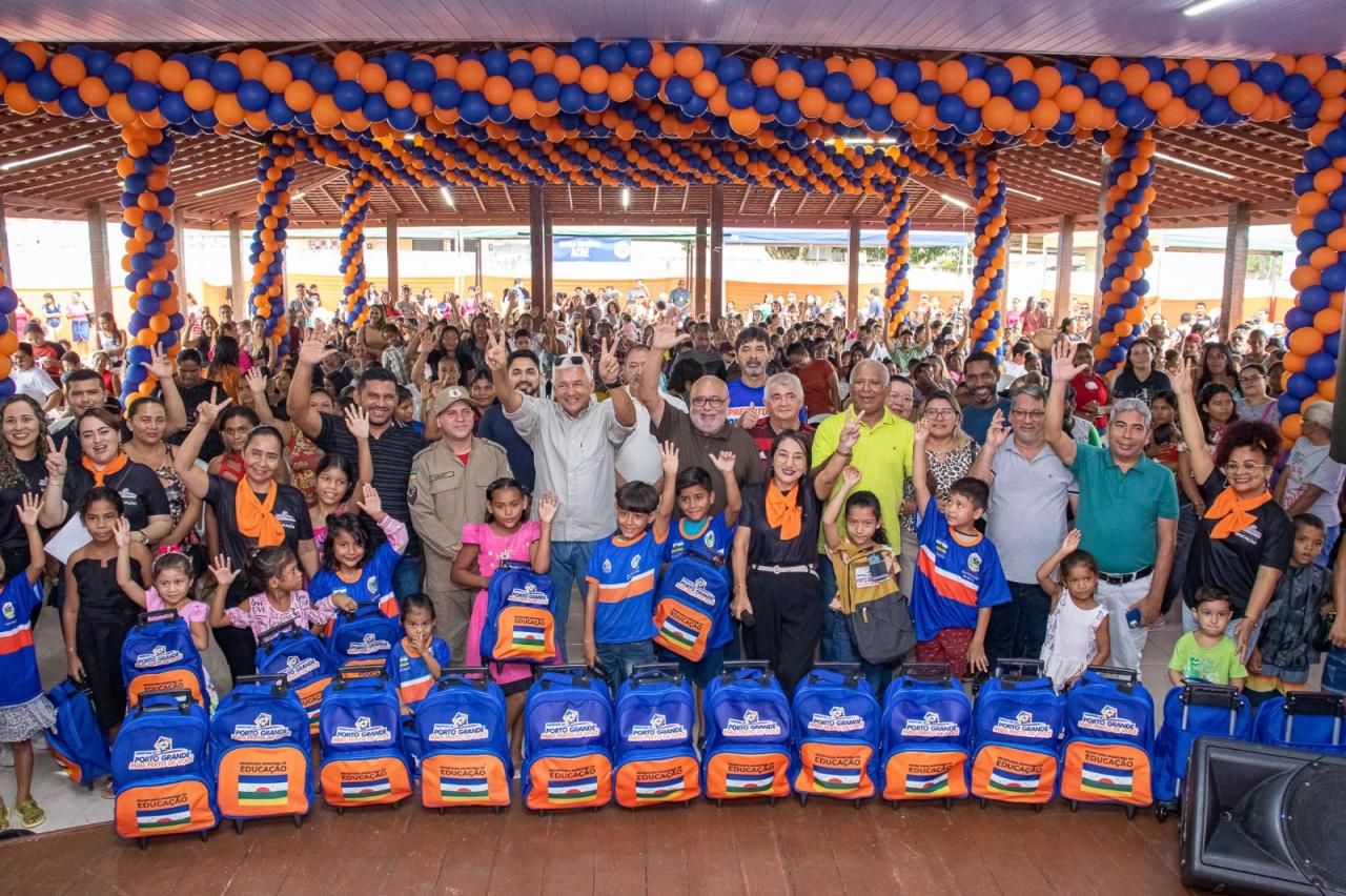 Prefeito Porto Grande, José Maria Bessa, entrega Kits Escolares para 3.500 alunos