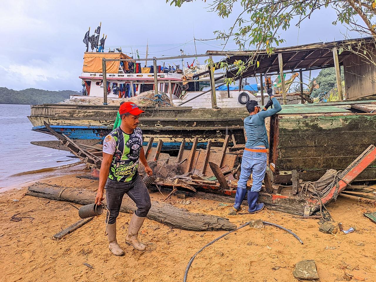 Prefeitura de Oiapoque inicia limpeza e retirada de entulhos e embarcações na orla do município