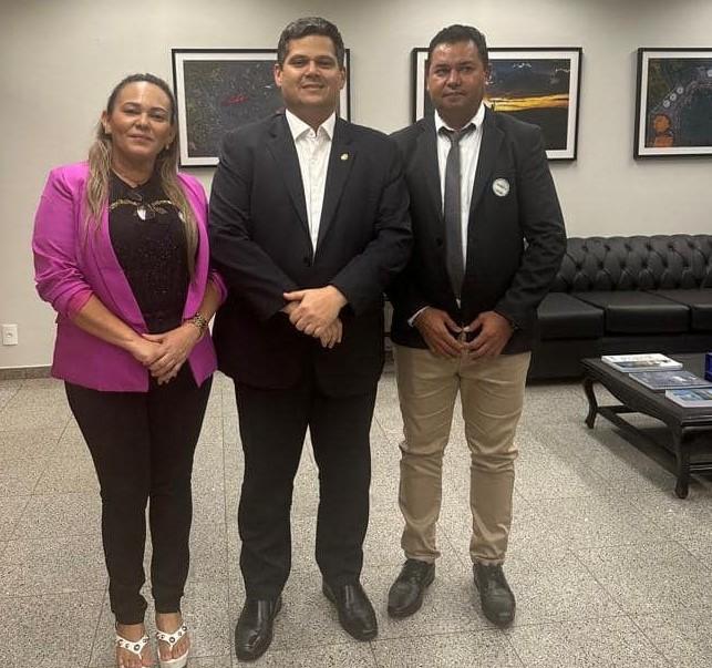 Senador Davi Alcolumbre firma compromisso com Calçoene em reunião com prefeito Toin