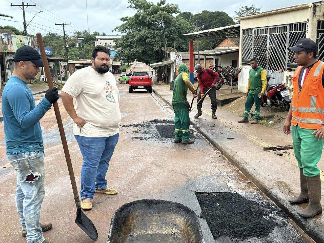 Oiapoque dá início à operação tapa-buraco para melhorar as condições de tráfego nas ruas