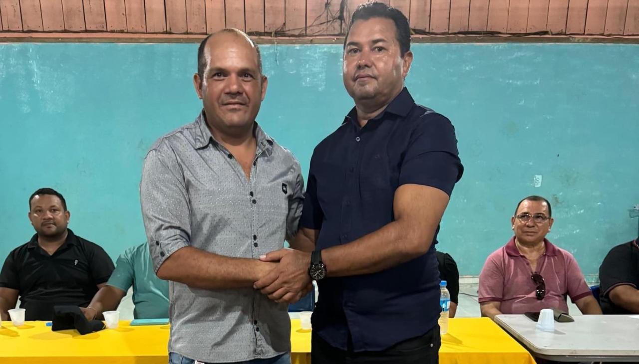Prefeito Antônio Pinto empossa novo subprefeito do distrito do Carnot