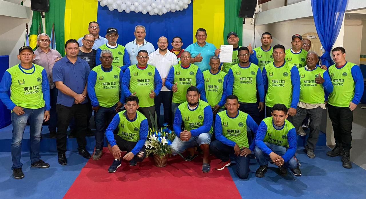 Prefeitura de Tartarugalzinho entrega 25 decretos de outorga para mototaxistas