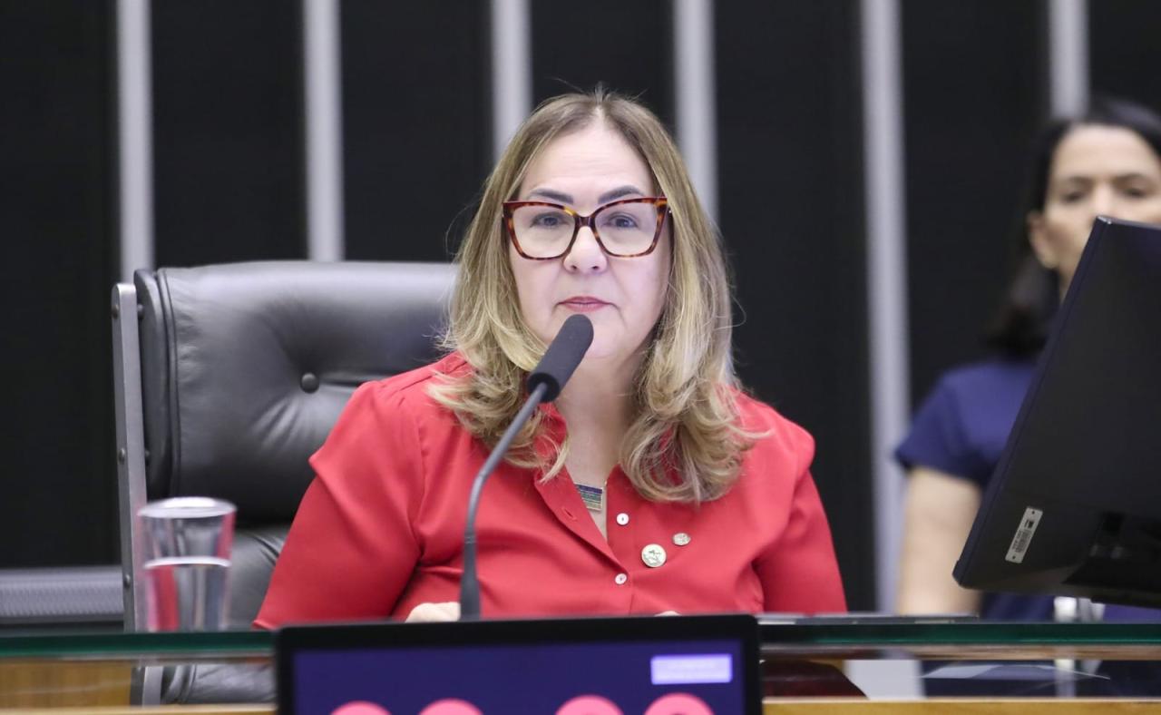 Professora Goreth comemora aprovação de projeto que prevê água potável nas escolas