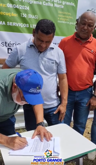 Prefeito de Porto Grande assina ordem de serviço para construção de campo de futebol no Cupixí