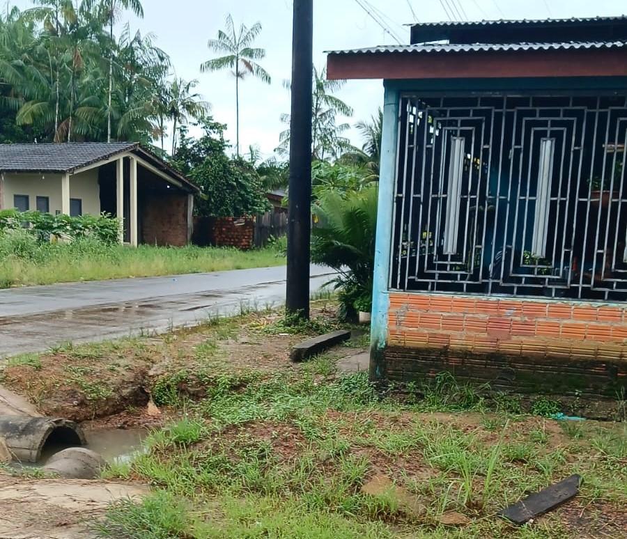 Prefeitura de Pracuúba ignora fedor insuportável de esgoto que atormenta a comunidade