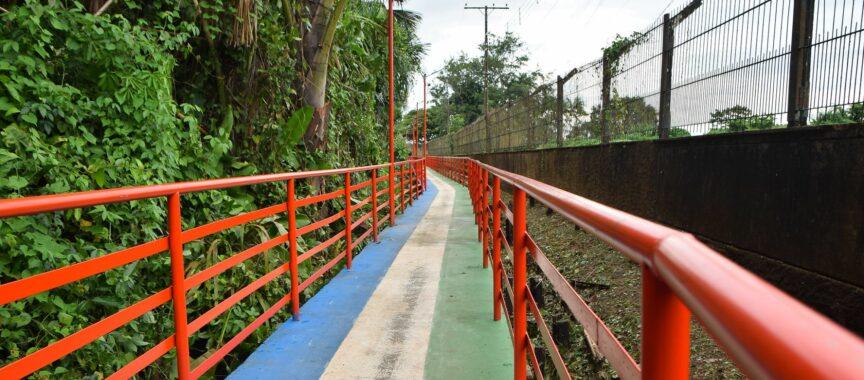 Prefeitura de Santana entrega passarela em concreto no bairro Elesbão