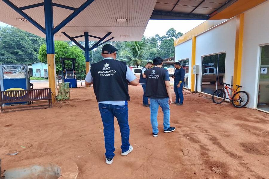 Procon atende consumidores e fiscaliza postos de combustíveis, em Vitória e Laranjal do Jari