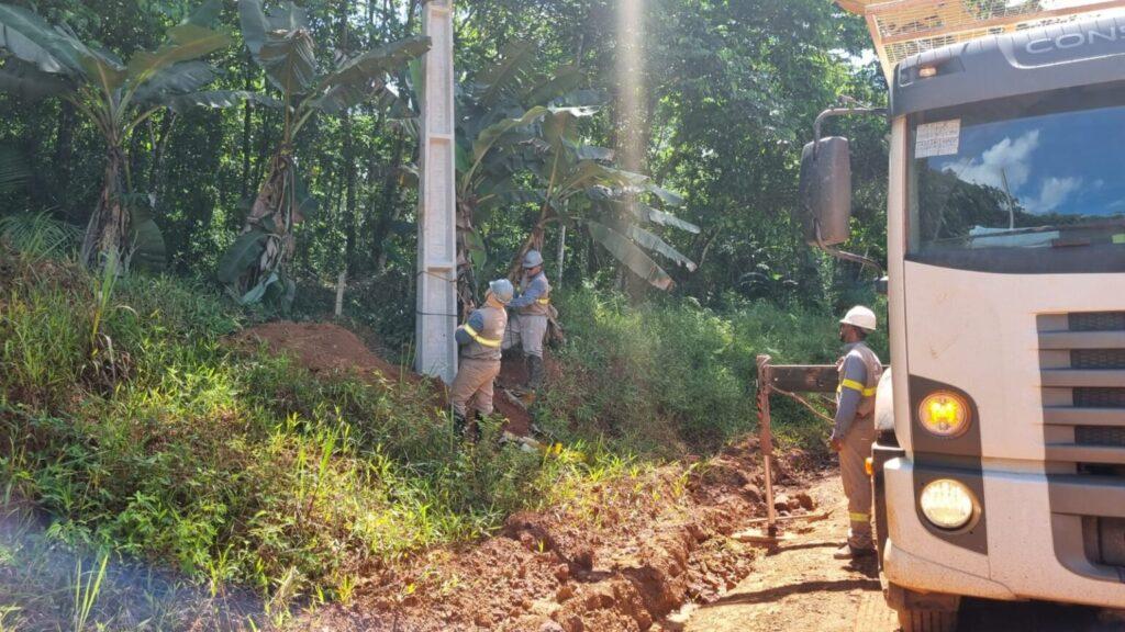 CEA Equatorial intensifica ações de implantação de postes para melhorar rede elétrica em cinco cidades do AP