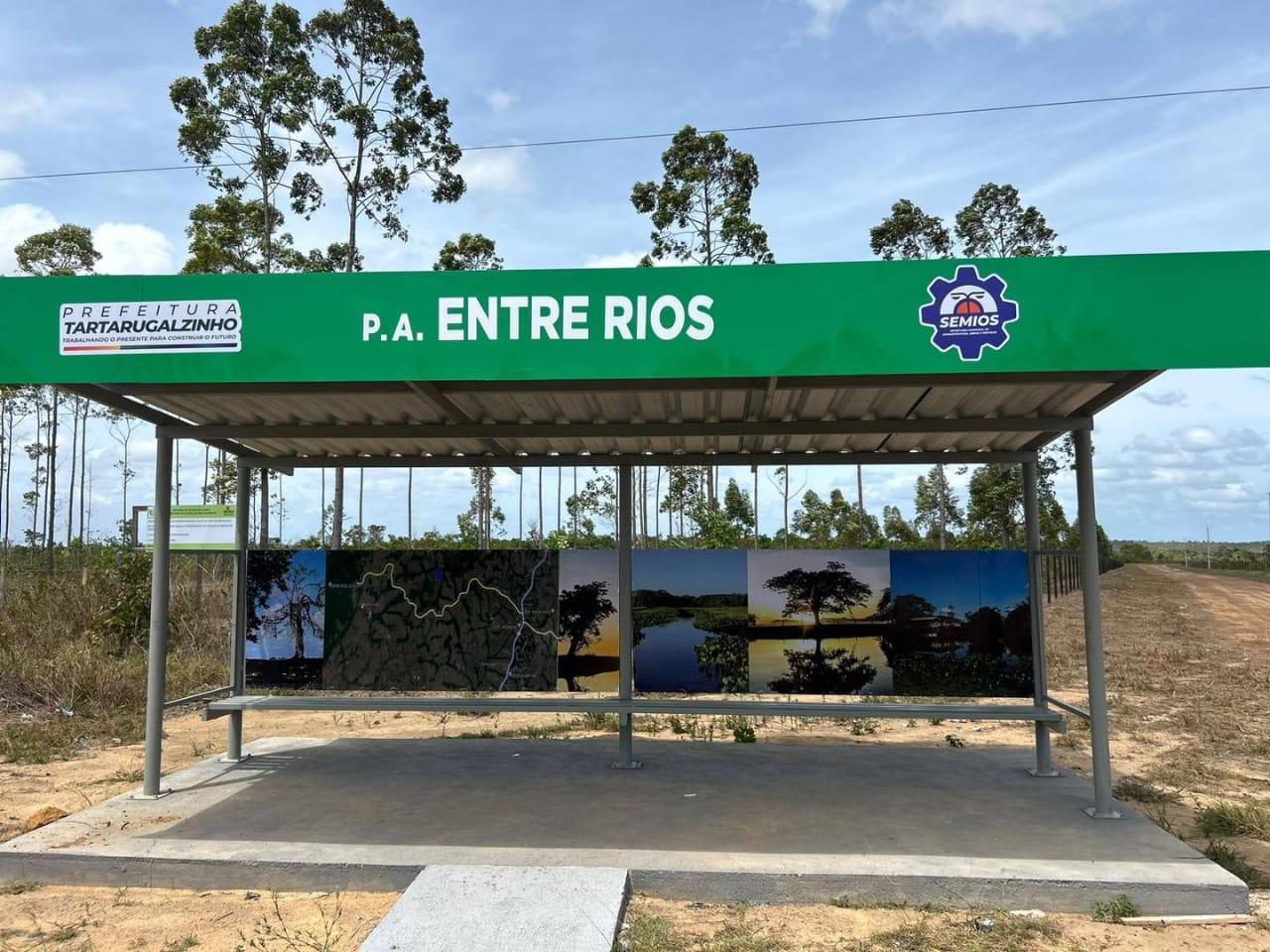 Comunidades rurais de Tartarugalzinho ganham novos pontos de ônibus personalizados