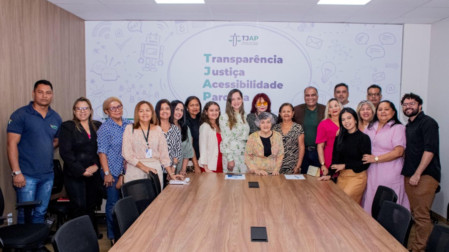 Durante palestra, juíza Marina Lustosa ensina servidores a usar linguagem simples e clara