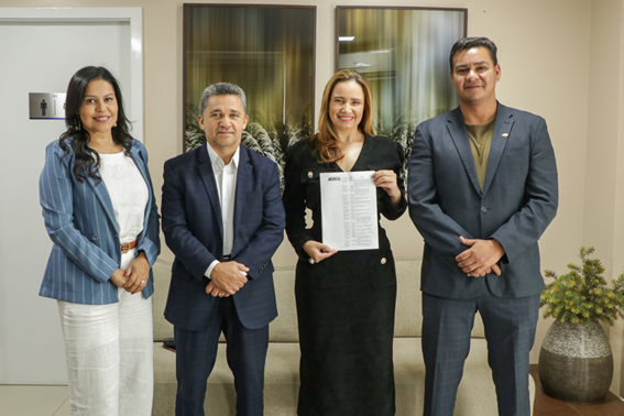 Deputados recebem pacote de projetos do Executivo estadual