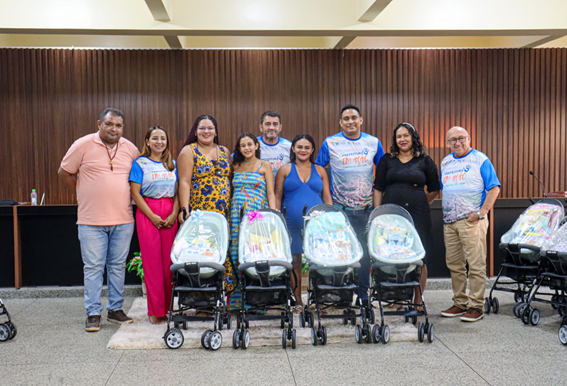 Entrega de Kits Bebê Beneficia 72 Mães em Laranjal do Jari