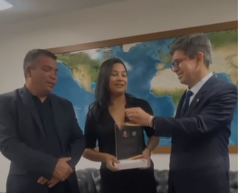 Prefeito de Vitória do Jari comemora prêmio de melhor programa de saúde bucal