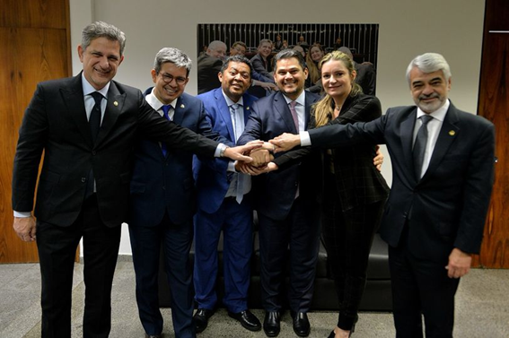 Senador Randolfe comemora apoio da bancada do PT a Davi Alcolumbre à presidência do Senado