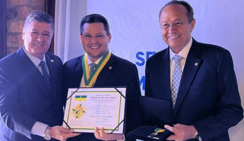 Senador Davi recebe homenagem da Frente Parlamentar Evangélica