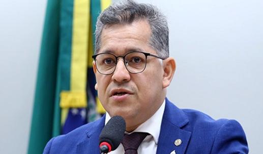 Dorinaldo defende pacto pela educação sobre lei que restringe celulares em escolas