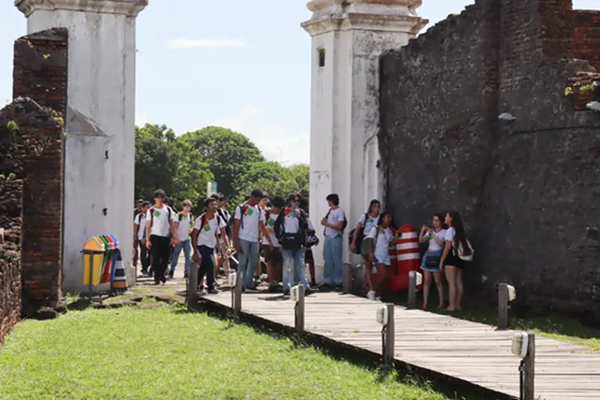 Em processo de restauro, Fortaleza de São José de Macapá recebe visita guiada de alunos do Instituto Federal do Amapá