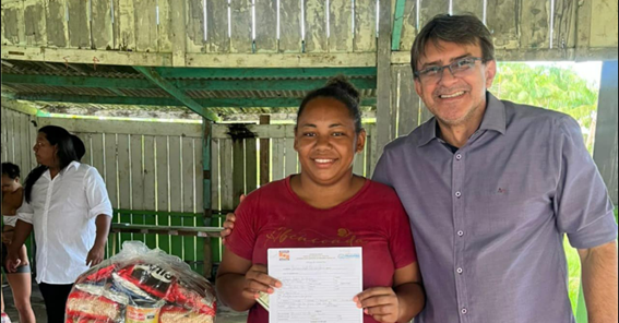 Prefeito de Pracuúba, Junior Leite, e Defesa Civil entregam cestas básicas e água potável para famílias afetadas pela estiagem
