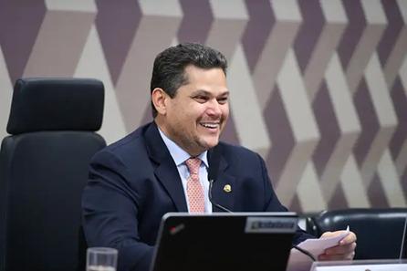 Senador Davi Alcolumbre conta com apoio da maioria dos senadores e deve ser eleito presidente do senado em fevereiro