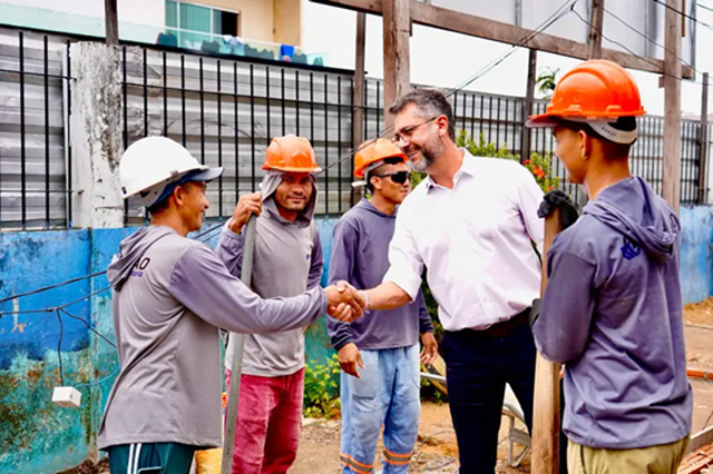 Governador Clécio Luís vistoria reconstrução da Escola Estadual Catarina Dantas Tiburcio, em Santana