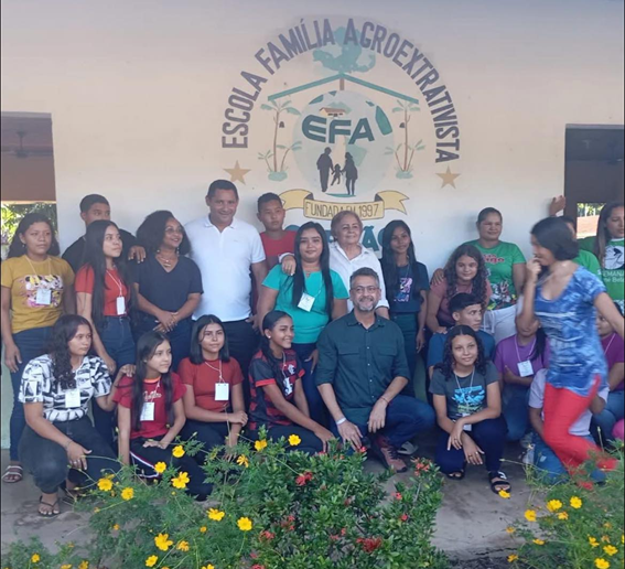 Prefeito em exercício de Mazagão, Israel Maciel, visita Escola Família do Carvão ao lado do governador Clécio Luís