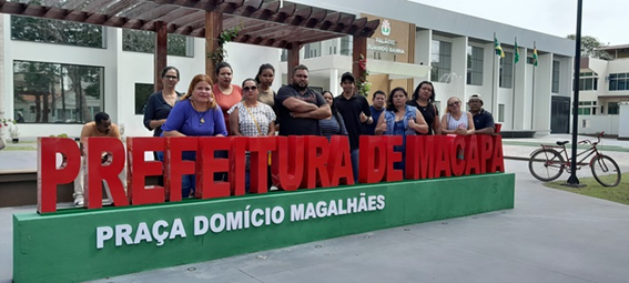 Trabalhadores da CTMac protestam em Frente à Prefeitura de Macapá cobrando salários atrasados
