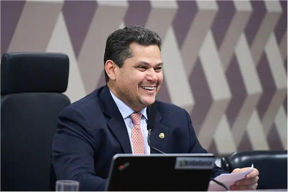 Senador Davi Alcolumbre destina R$ 5 milhões para a maior escola da rede municipal do Amapá