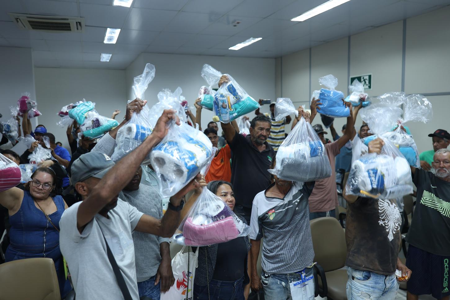 Assembleia Legislativa e TJAP distribuem kits a pessoas em situação de rua