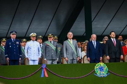 Davi Alcolumbre participa de cerimônia do Dia do Exército em Brasília e celebra 377 anos da instituição
