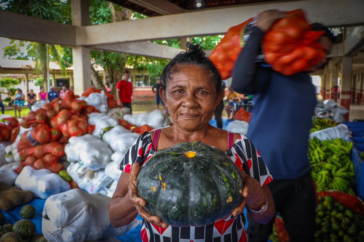 Governo do Amapá entrega cerca de 20 toneladas de alimentos para famílias em situação de vulnerabilidade, em Macapá