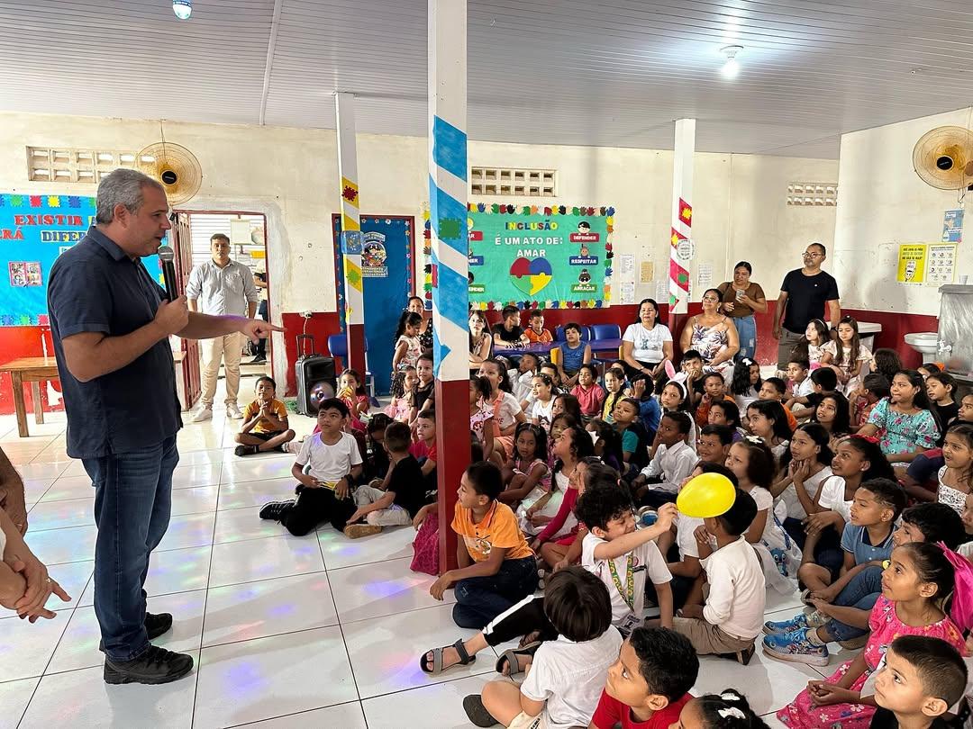 Prefeito Bruno Mineiro distribui mais de 2.600 ovos de Páscoa para alunos de Tartarugalzinho