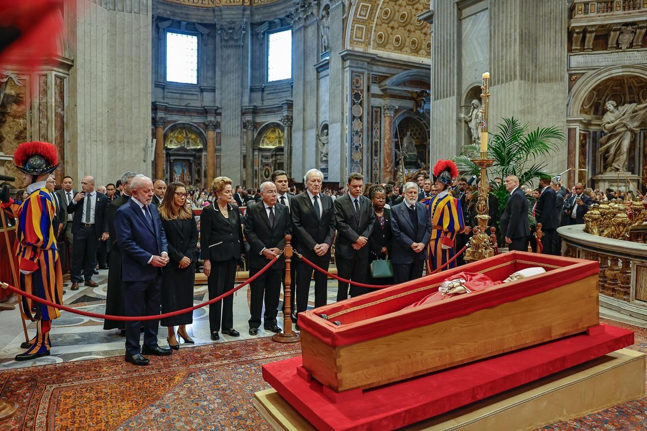 Presidente do Senado presta última homenagem ao Papa Francisco na Basílica de São Pedro, em Roma.