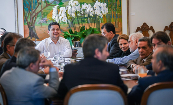 Senador Davi Alcolumbre Lidera Reunião com Líderes Partidários para Definir Pautas Prioritárias no Senado