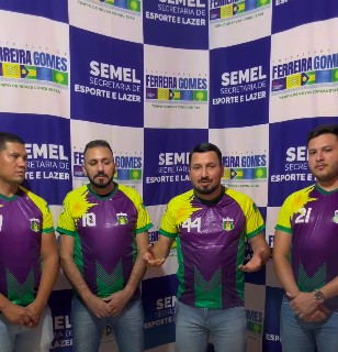 Prefeito Alessandro reforça apoio ao futebol local com entrega de novos uniformes