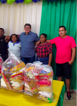 Prefeito Júnior Leite homenageia garis com café da manhã e entrega de kits alimentares