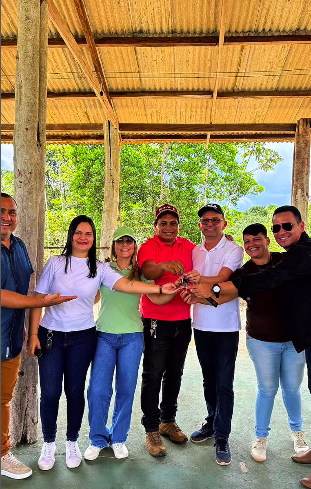 Prefeito Júnior Mourão fortalece agricultura familiar com entrega de máquinas e veículo