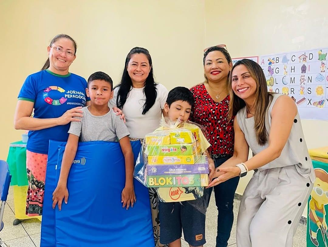 Prefeito Júnior Mourão reforça compromisso com a educação inclusiva ao entregar jogos educativos para o AEE