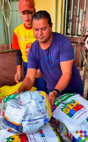 Prefeito Toinho Garimpeiro entrega donativos a famílias afetadas por enchentes em Calçoene