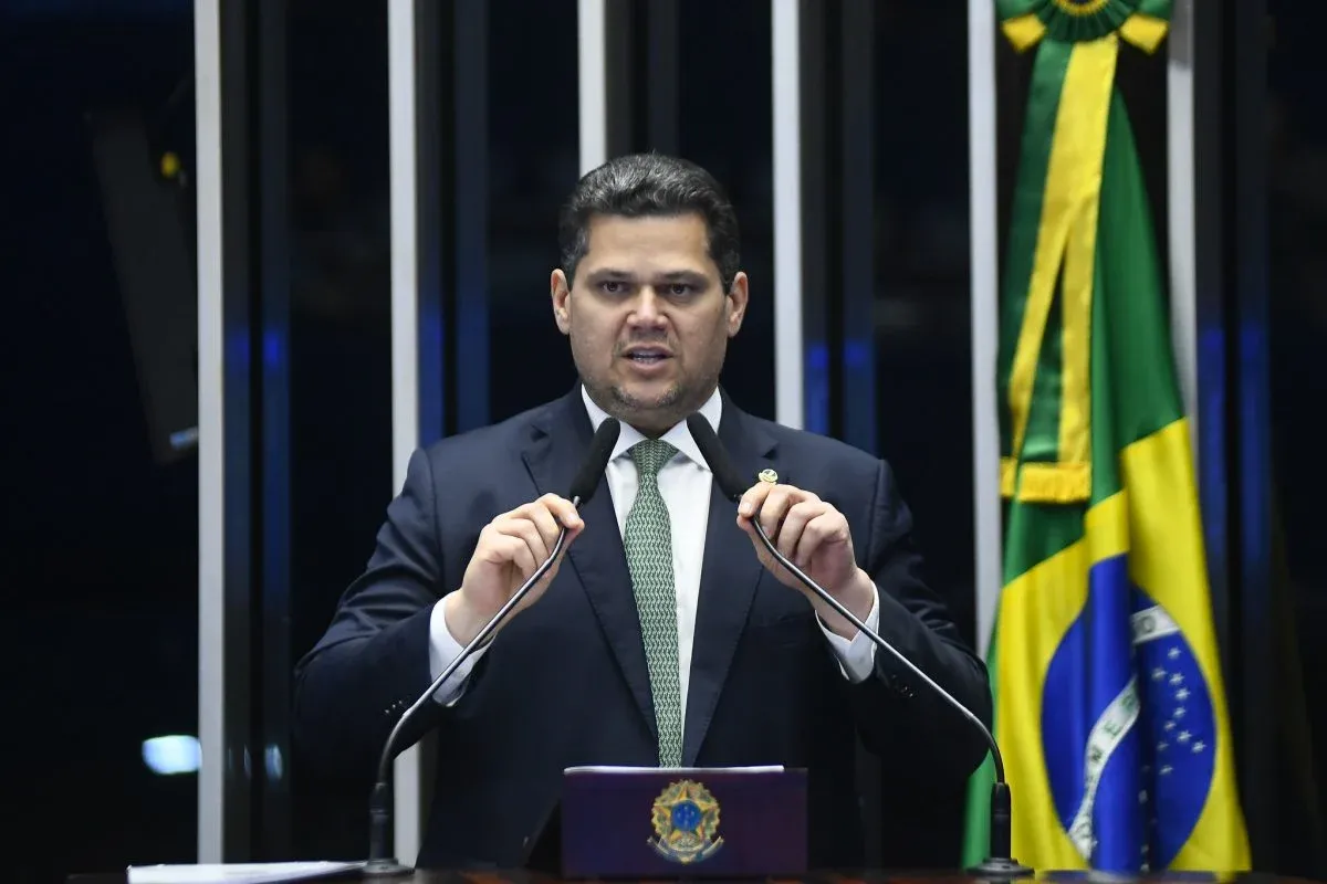 Senador Davi Alcolumbre elogia atuação dos bombeiros após incêndio em prédio de Macapá controlado com escada Magirus