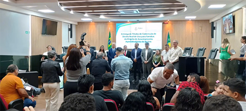 Prefeito Ary Duarte entrega títulos de uso da terra a famílias da Ilha do Aruans em Vitória do Jari