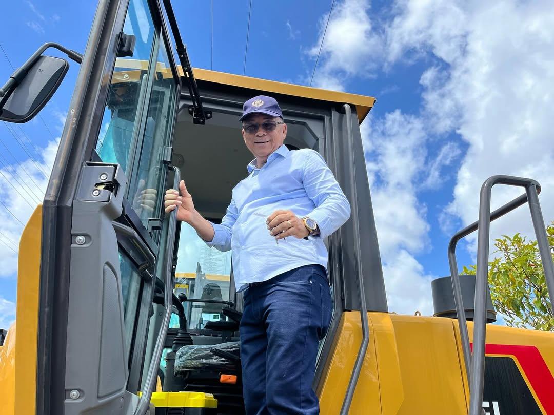 Prefeito Chico Nó recebe novos equipamentos para impulsionar a agricultura local