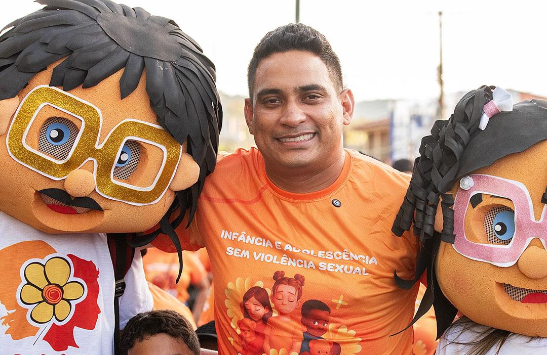Prefeito Teddy Maciel lidera caminhada do Maio Laranja e reforça compromisso com a proteção infantil