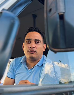 Prefeito Teddy Marcel reforça assistência social com novo micro-ônibus