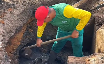 Prefeitura de Oiapoque intensifica manutenção de bueiros na Avenida Barão do Rio Branco