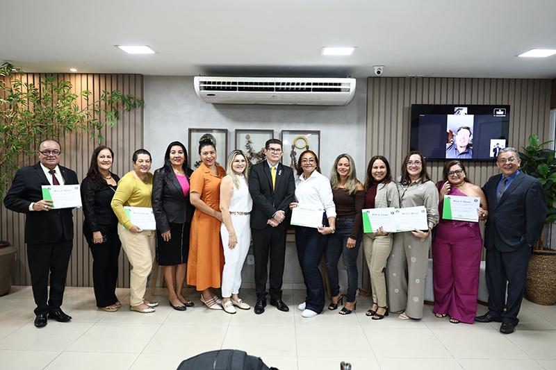 Professores aposentados recebem Moção de Aplauso na Assembleia Legislativa